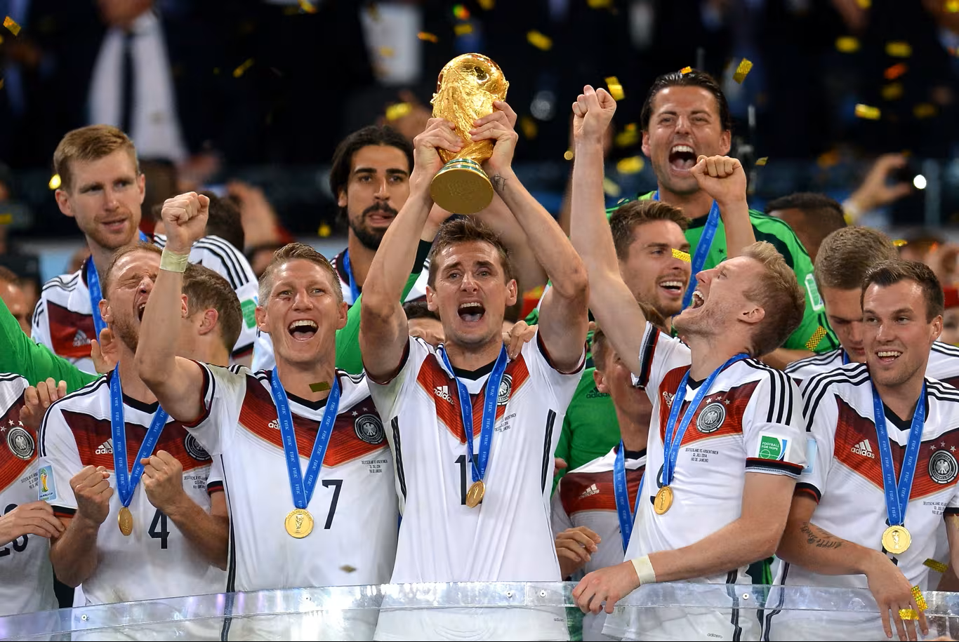 الألماني ميروسلاف كلوزة يرفع كأس العالم في مونديال 2014