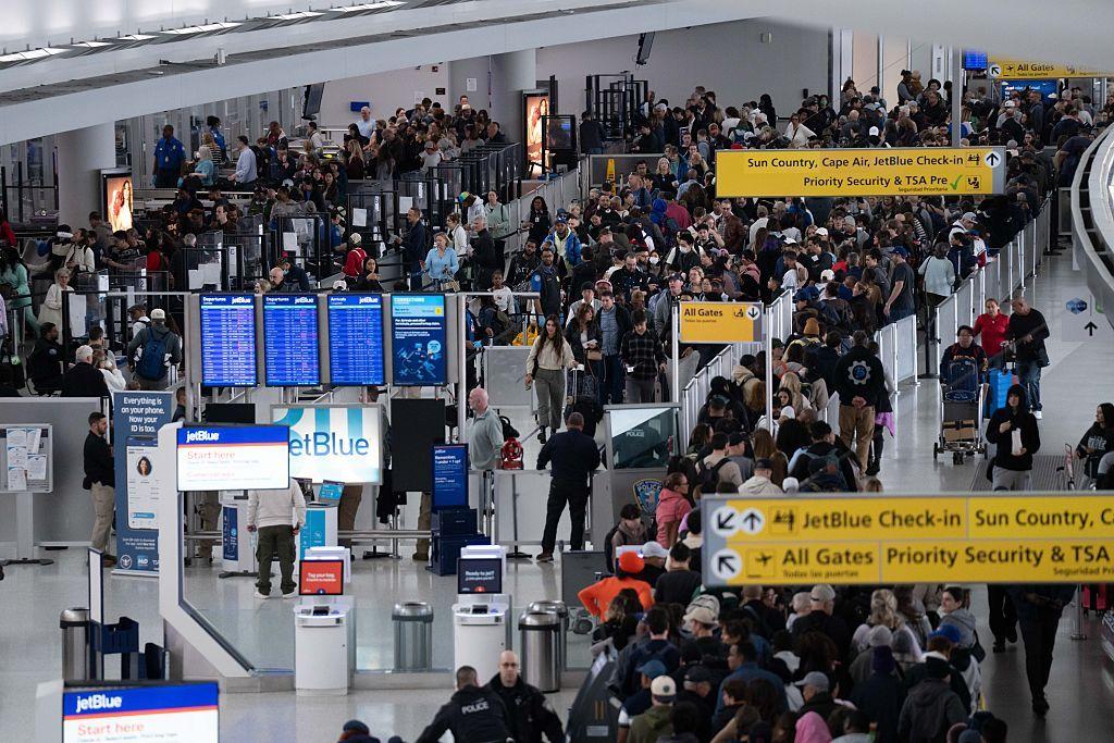 Una vista de la zona de seguridad con largas filas en La Guardia, Nueva York