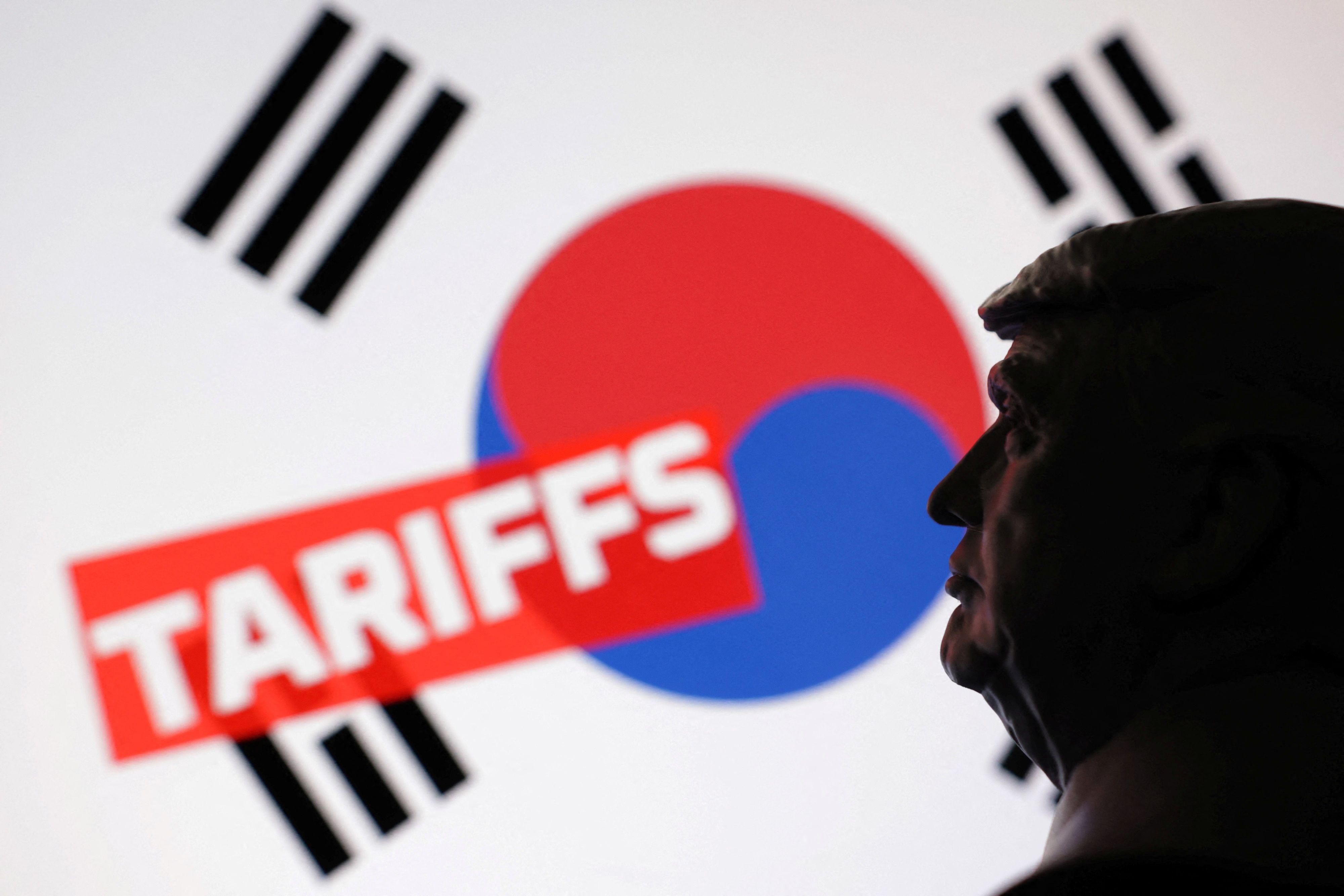 태극기 배경으로 서 있는 트럼프 인형의 그늘진 옆모습