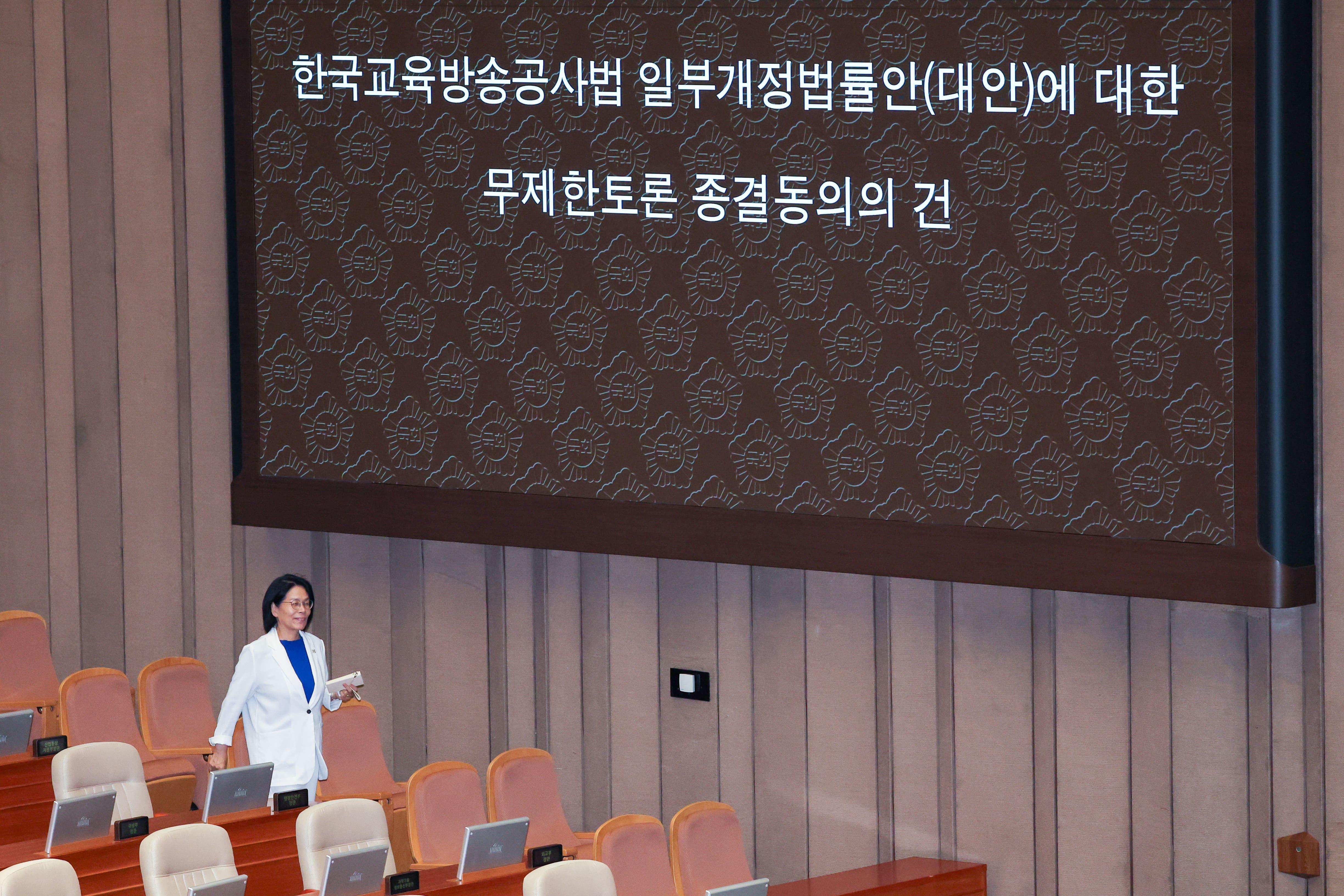 최민희 국회 과학기술정보방송통신위원장이 22일 서울 여의도 국회 본회의장에서 한국교육방송공사법 개정안에 대한 무제한토론 종결동의의 건 무기명 투표를 하고 있다.