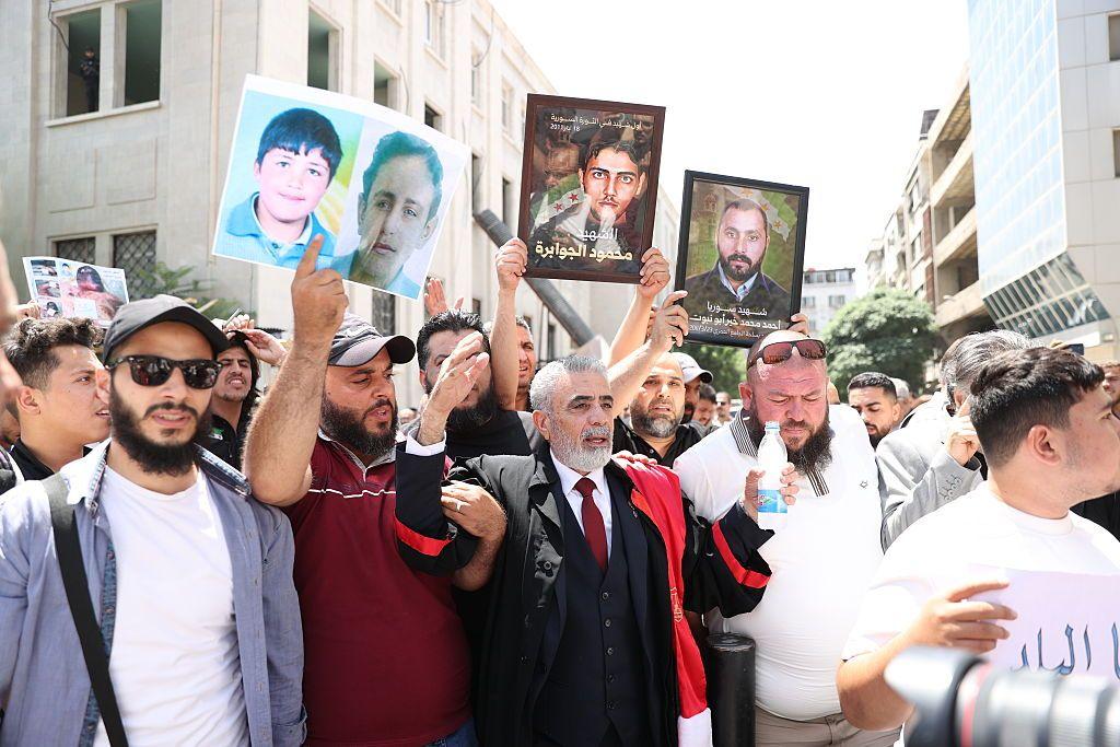 Un grupo de familiares de víctimas sirias protestan ante los tribunales en celebración a las condenas, en ausencia, contra Assad y su hermano el pasado 11 de agosto.