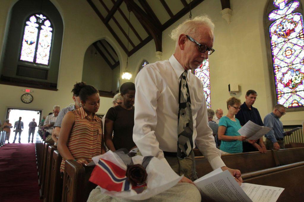 Persona rubia en una iglesia luterana en Minneapolis.