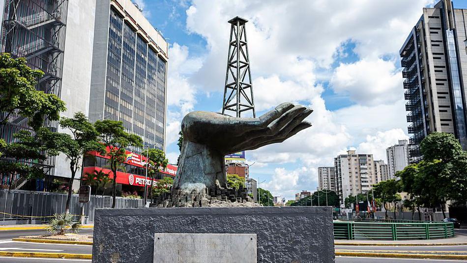 Escultura "La Mano Mineral", símbolo del petróleo y los trabajadores petroleros venezolanos, detrás de la sede de Petróleos de Venezuela, en Caracas.