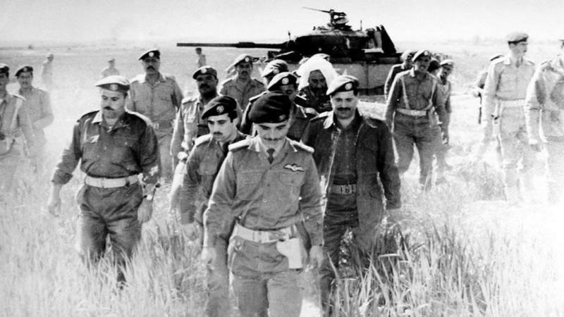 صورة قديمة للملك حسين وحوله مجموعة من القادة العسكريين