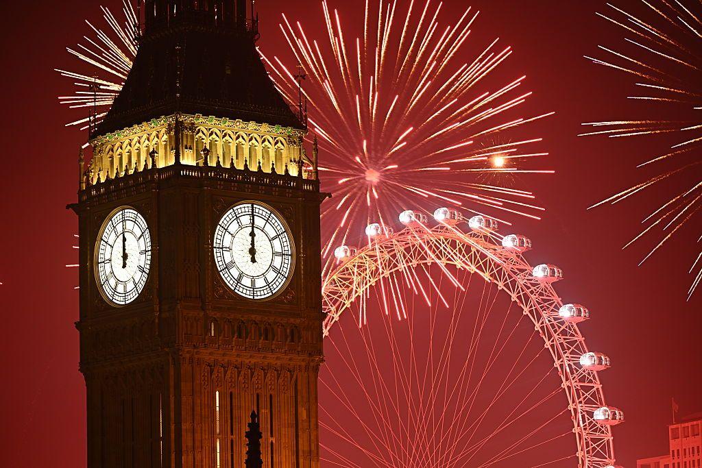 La torre del Big Ben y el London Eye de la capital británica iluminadas en las celebraciones de año nuevo