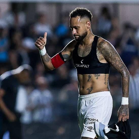 Neymar con un chaleco inteligente durante un entrenamiento de su club