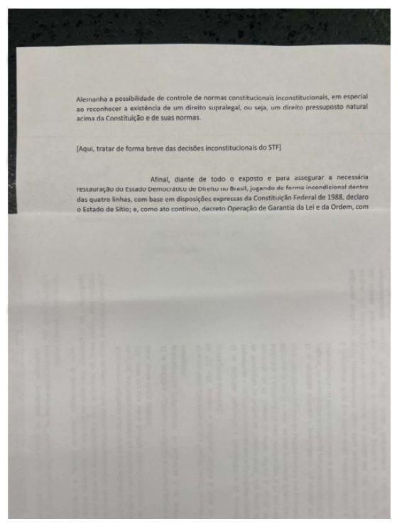 Página impressa tapada parcialmente por outro papel
