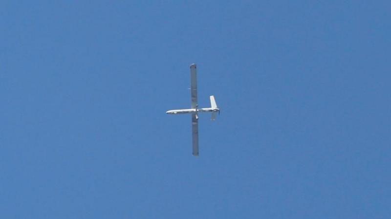 Un dron volando con un cielo azul despejado