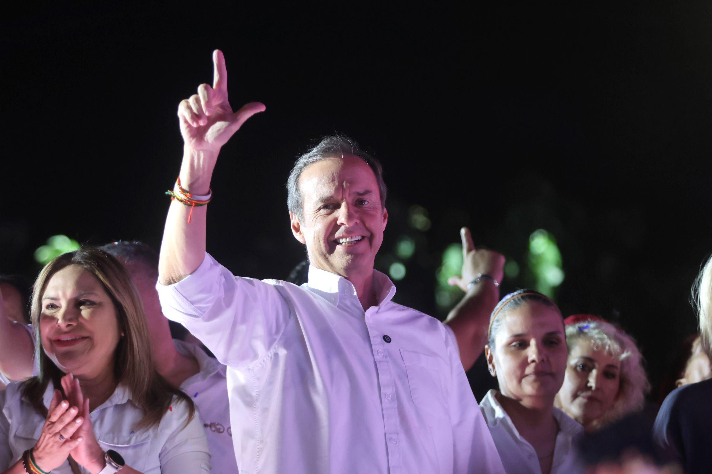 Jorge Tuto Quiroga sorri em palco de campanha