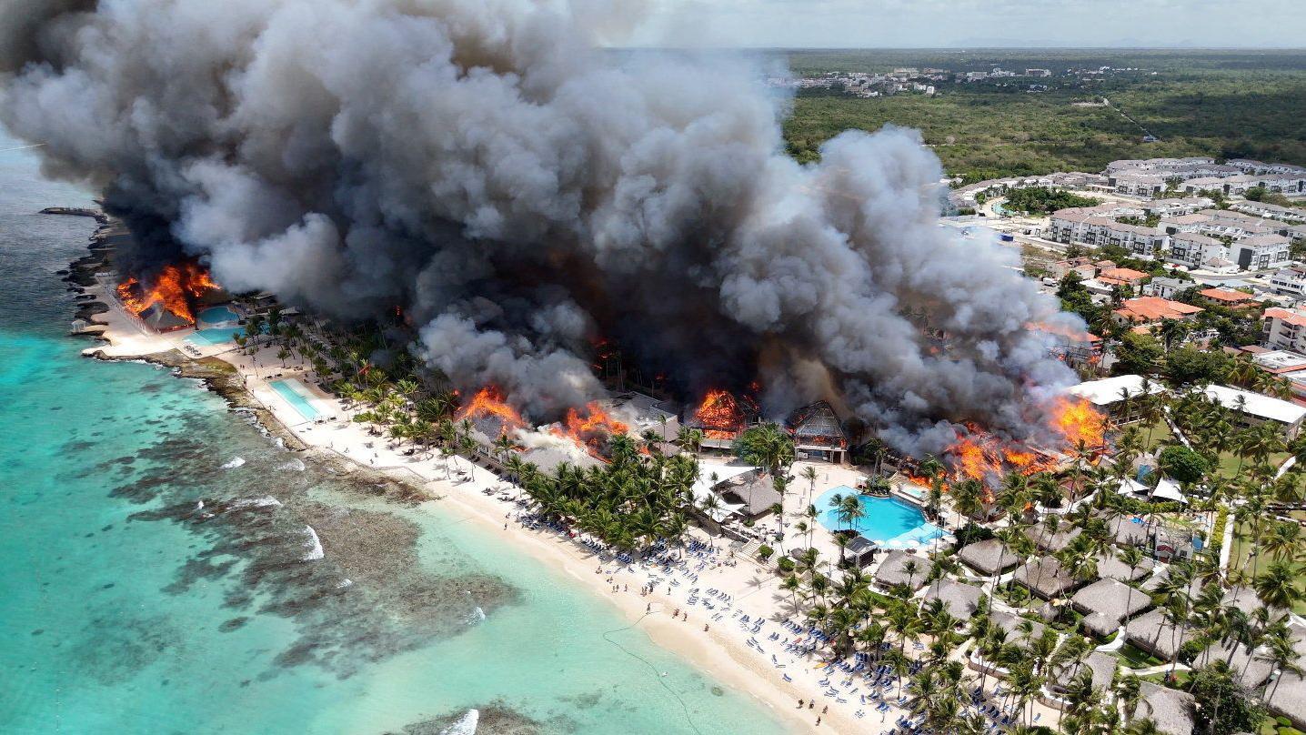 Imagen aérea de una gran columna de humo y llamas sobre el Viva Wyndham Dominicus Beach.