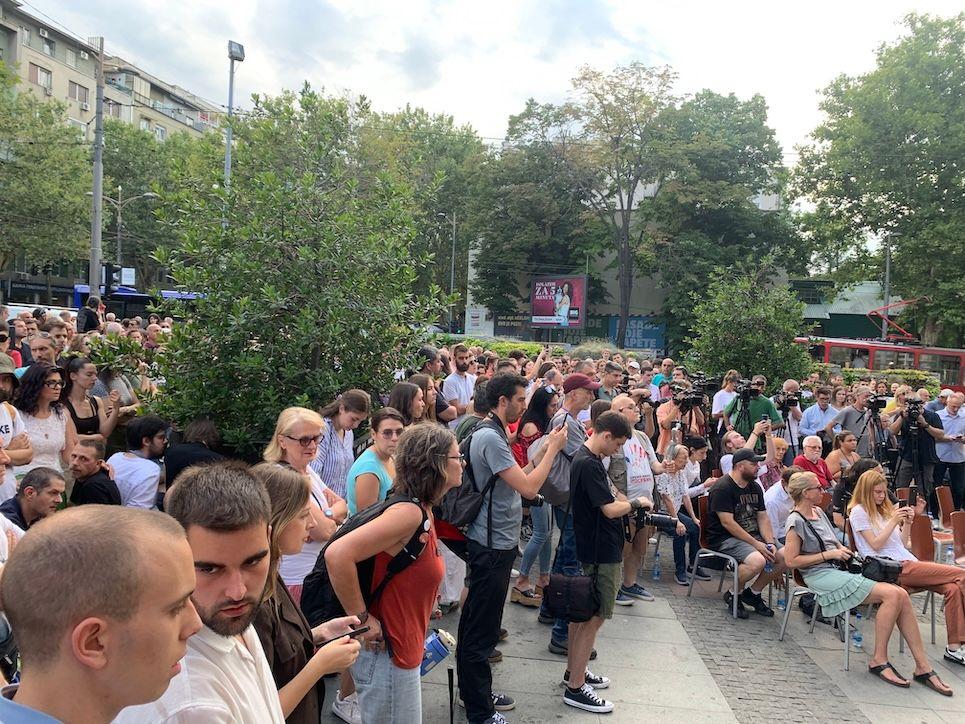 Okupljeni ispred Pravnog fakulteta
