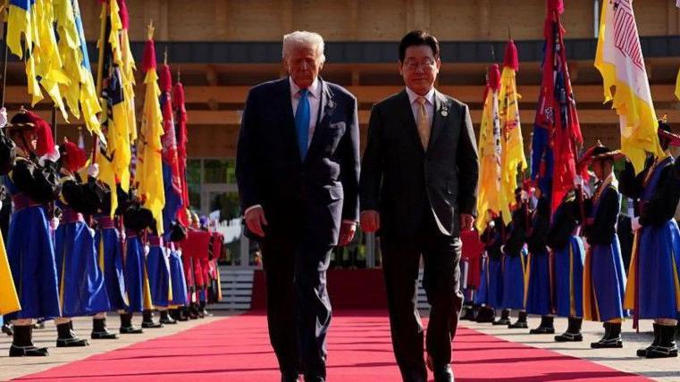 الرئيس دونالد ترامب التقى نظيره الكوري الجنوبي لي جاي ميونغ وهما يسيران على سجادة حمراء.