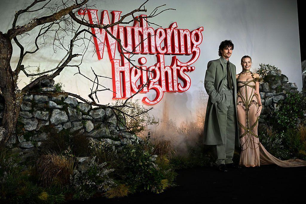 Jacob Elordi y Margot Robbie asisten al estreno británico de "Cumbres Borrascosas" en el Odeon Luxe Leicester Square el 5 de febrero de 2026 en Londres, Inglaterra.