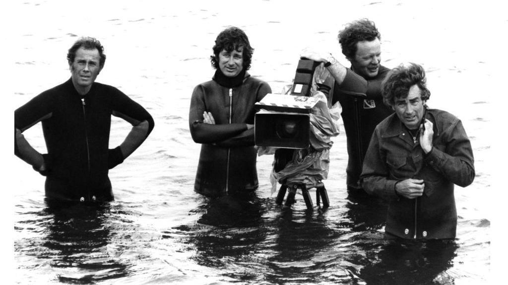 Spielberg (centro) na água, durante a filmagem de 'Tubarão'.