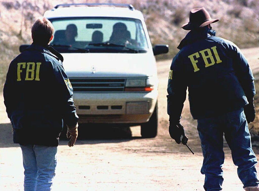 Unos agentes del FBI cerca de la cabaña donde fue arrestado el Unabomber en 1996.