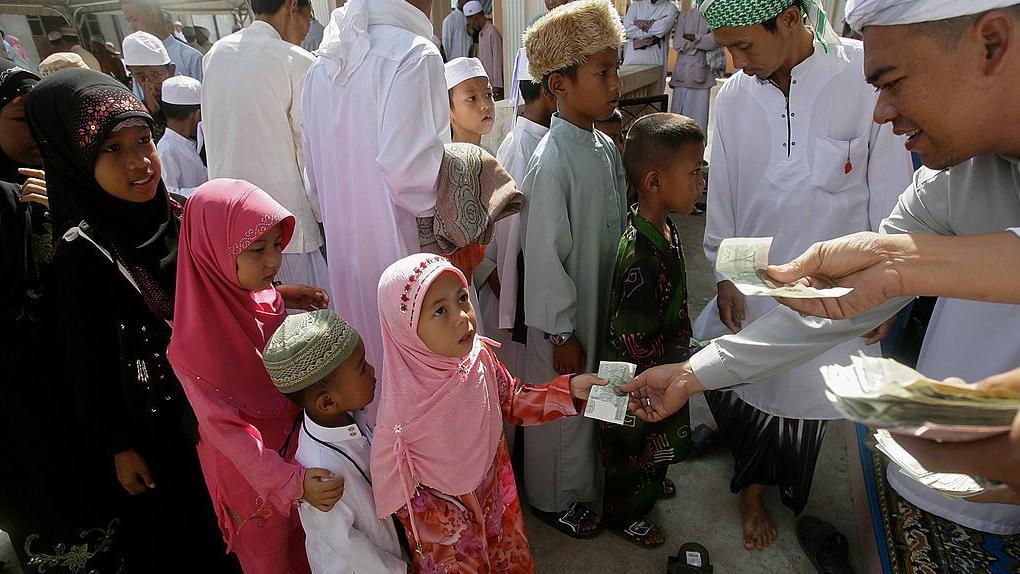 শিশুরা ঈদের সালামি নিচ্ছে