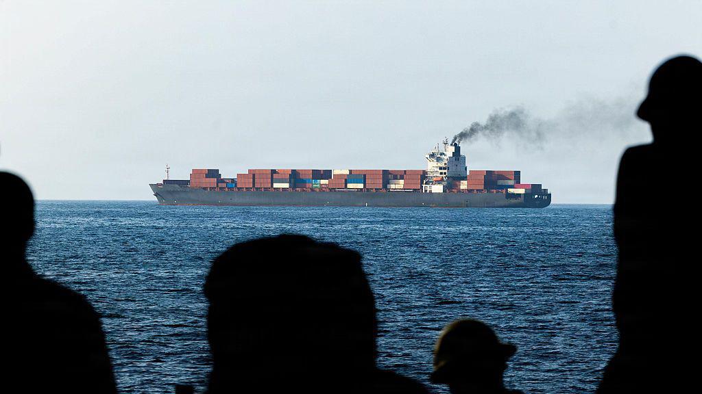 這張由美國中央司令部提供的照片顯示，美軍在阿拉伯海「圖斯卡」號貨輪附近巡邏。