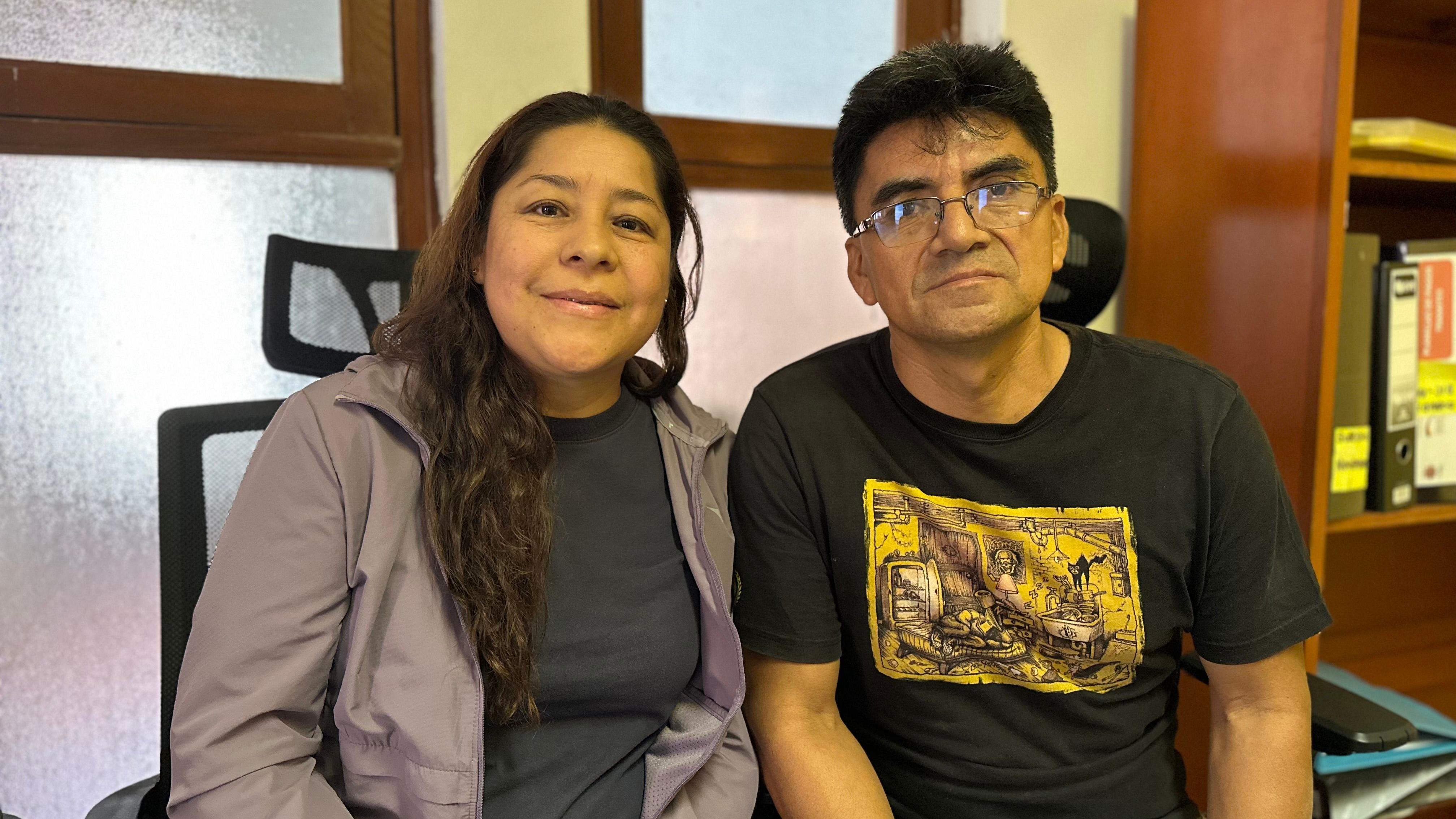 Noelia Ayala y Humberto Espinal, de Cáritas, en Chiclayo, Perú, el 9 de mayo de 2025.
