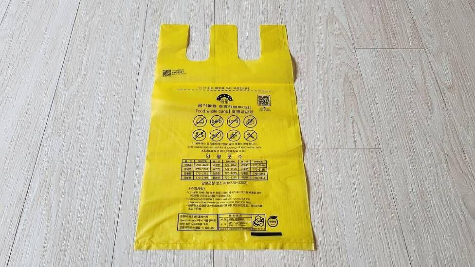 Sacola amarela usada para descarta resíduos de alimentos na Coreia