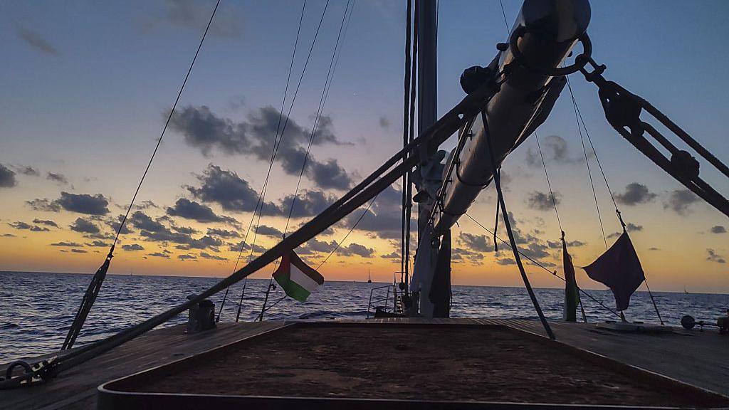 Vista desde la Flotilla Global Sumud, una iniciativa internacional que busca llegar a Gaza para entregar ayuda humanitaria, en el mar, el 30 de septiembre de 2025. 