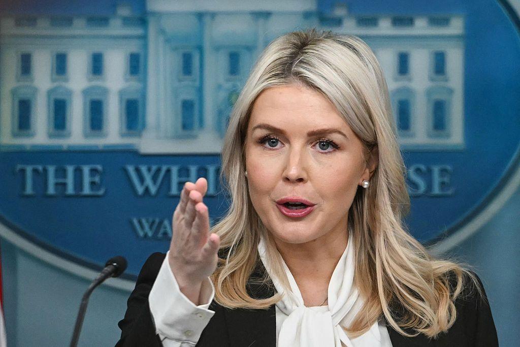 La secretaria de prensa de la Casa Blanca Karoline Leavitt en rueda de prensa con los corresponsales. Tiene una mano abierta, gesticulando, y le habla a uno de los periodistas con firmeza.