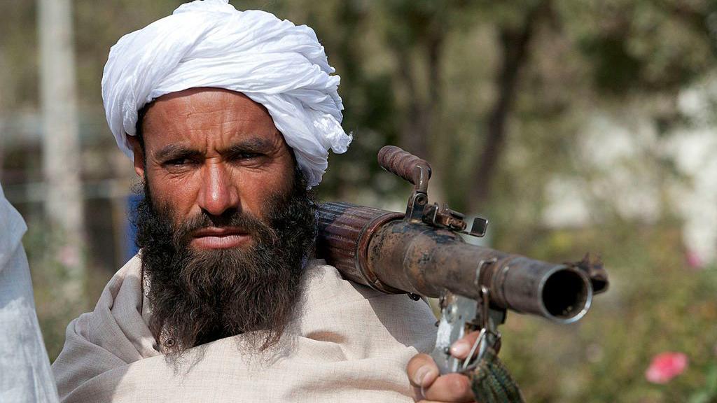 Talibanes posando con sus armas mientras son presentados a los medios de comunicación el 4 de noviembre de 2010 en Herat, Afganistán.