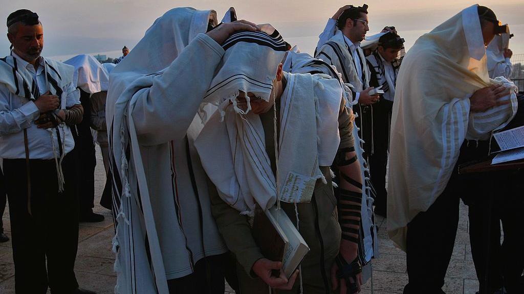 جفاف بحيرة طبريا: حين تتداخل تغيّرات المناخ "بالنبوءات" 3 احتفال ديني للطائفة اليهودية عند بحيرة طبريا