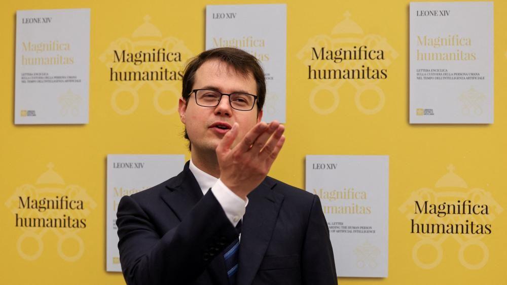 Christhian Olah en una conferencia de prensa en El Vaticano