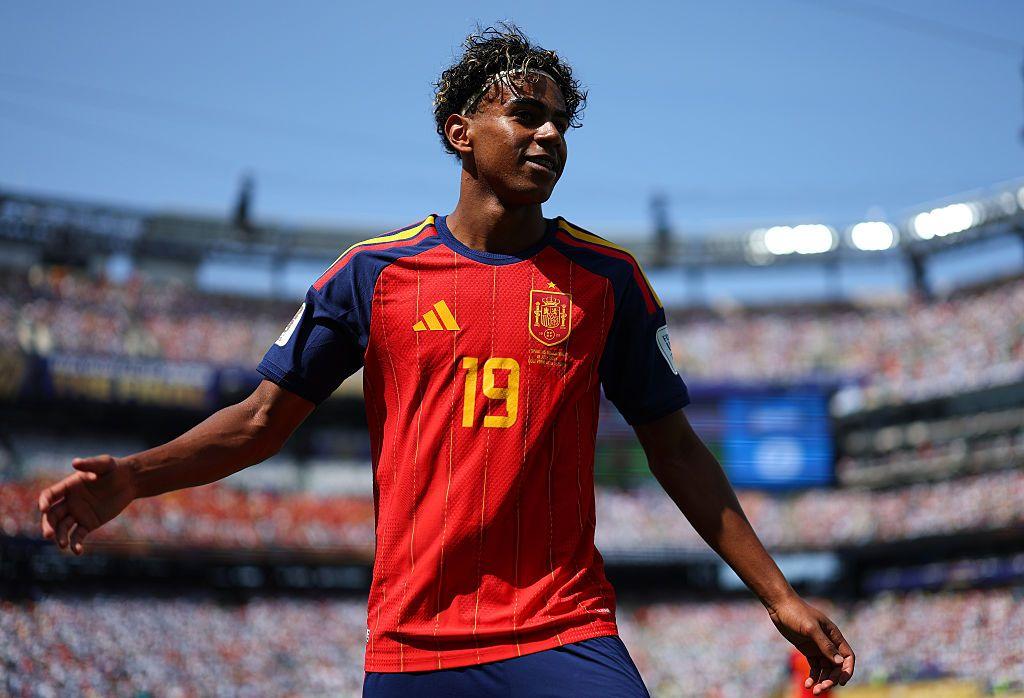 Lamine Yamal festeja con la camiseta de España.