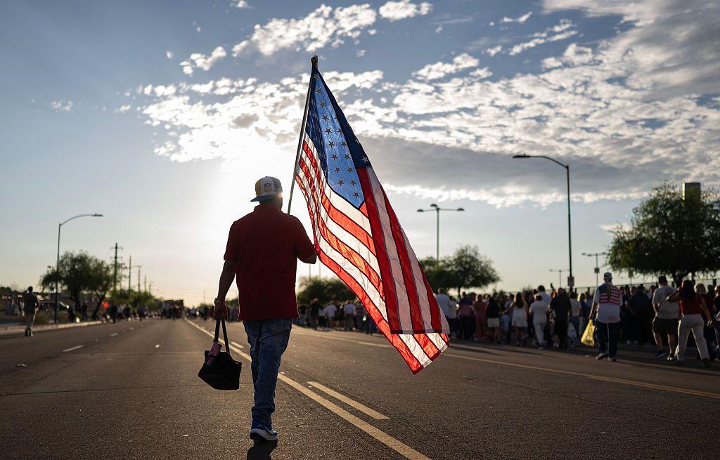 imagen de una persona caminando con la bandera de ee.uu.
