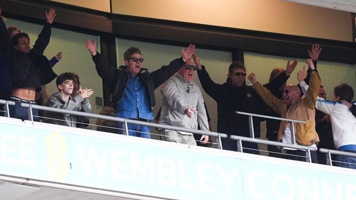 Noel (à esquerda, ao centro) e Liam Gallagher celebraram a vitória do Manchester City na final da Copa da Inglaterra, no Estádio de Wembley