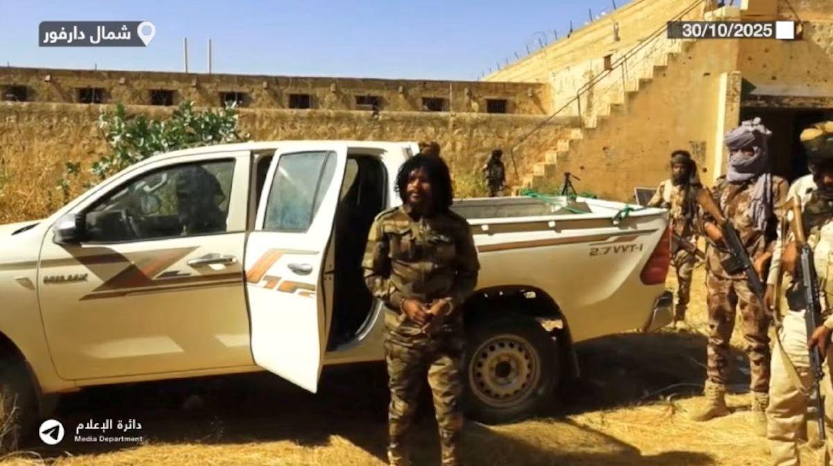 "أبو لولو"، وهو عميد في قوات الدعم السريع، لدى وصوله إلى سجن شالا في جنوب غرب الفاشر، في لقطة من فيديو نُشر في 30 أكتوبر/تشرين الأول 2025