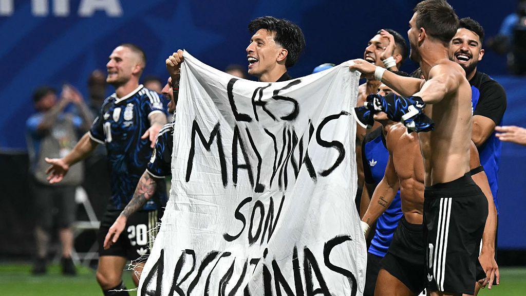 Jugadores de Argentina sostienen una pancarta con el mensaje 