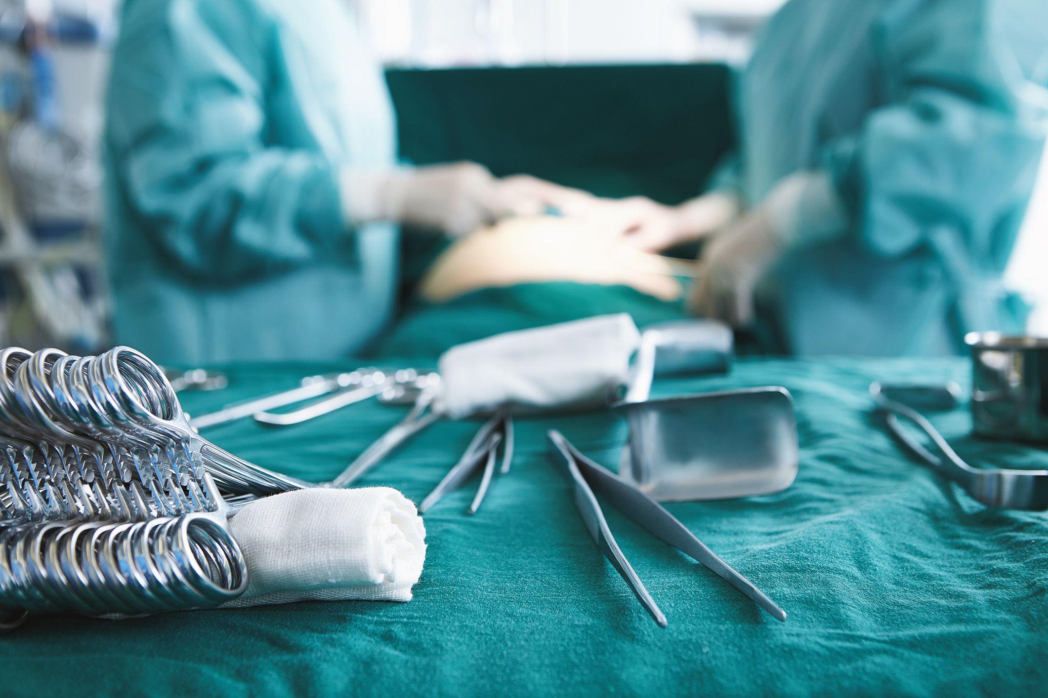 Dos médicos junto a una embarazada