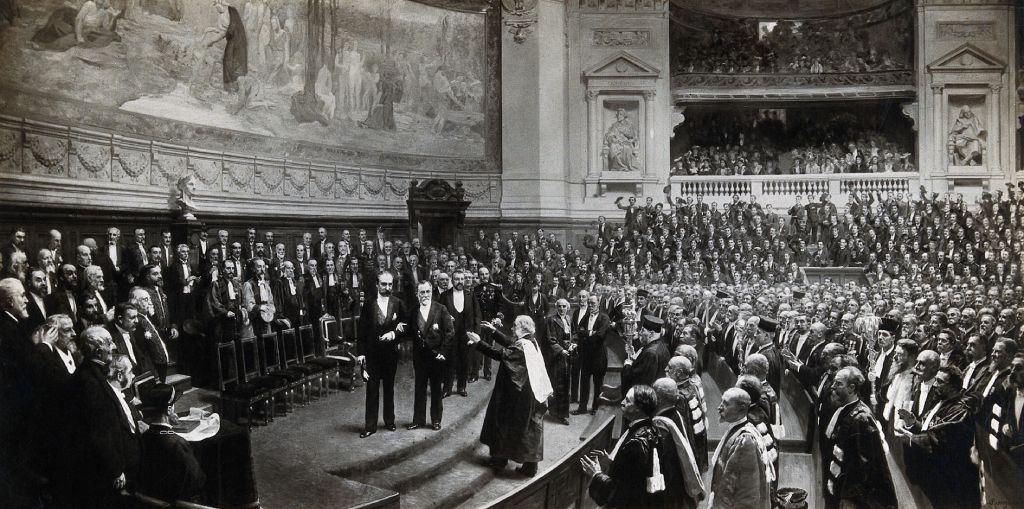 Lister (subiendo los escalones) se apresta a saludar al gran químico en las celebraciones por el 70º cumpleaños de Pasteur en la Sorbona, París, en 1892.