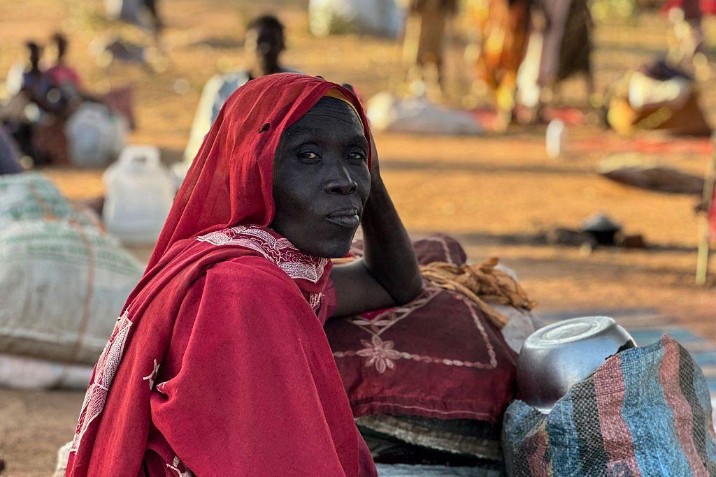 "الدعم السريع أطلقوا النار على أولادي أمام عينيّ"، بي بي سي تستمع إلى شهادات مروّعة من الفارين من الفاشر 1 صورة بتاريخ  28 أكتوبر/تشرين الأول 2025 لسيدة سودانية تقيم في منطقة طويلة، التي فرت إليها قادمة من مدينة الفاشر بعيد سقوط المدينة في أيدي قوات الدعم السريع.