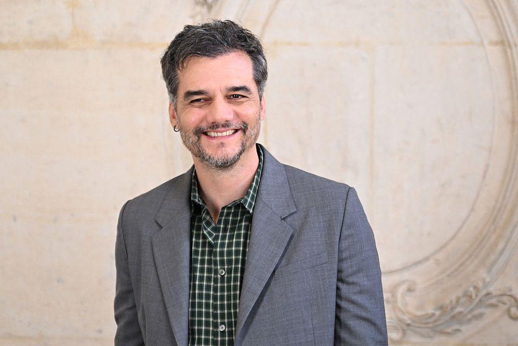 O ator Wagner Moura posa para fotos antes do lançamento da coleção Dior Menswear Ready-to-wear Outono-Inverno 2026/2027, durante a Semana de Moda Masculina de Paris, em 21 de janeiro de 2026.