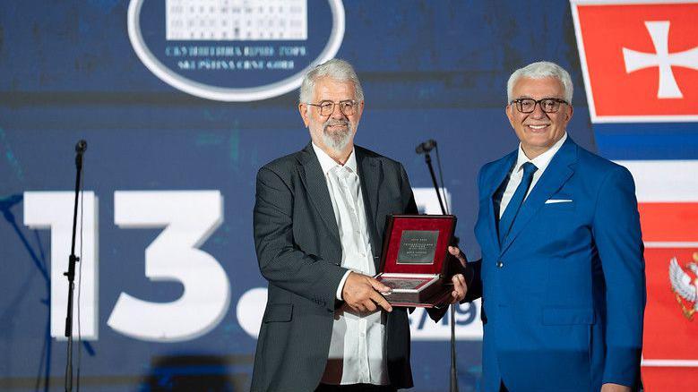 Andrija Mandić (desno) uručio je Trinaestojulsku nagradu pesniku Bećiru Vukoviću (levo), što je dovelo do protesta i polemika u Crnoj Gori