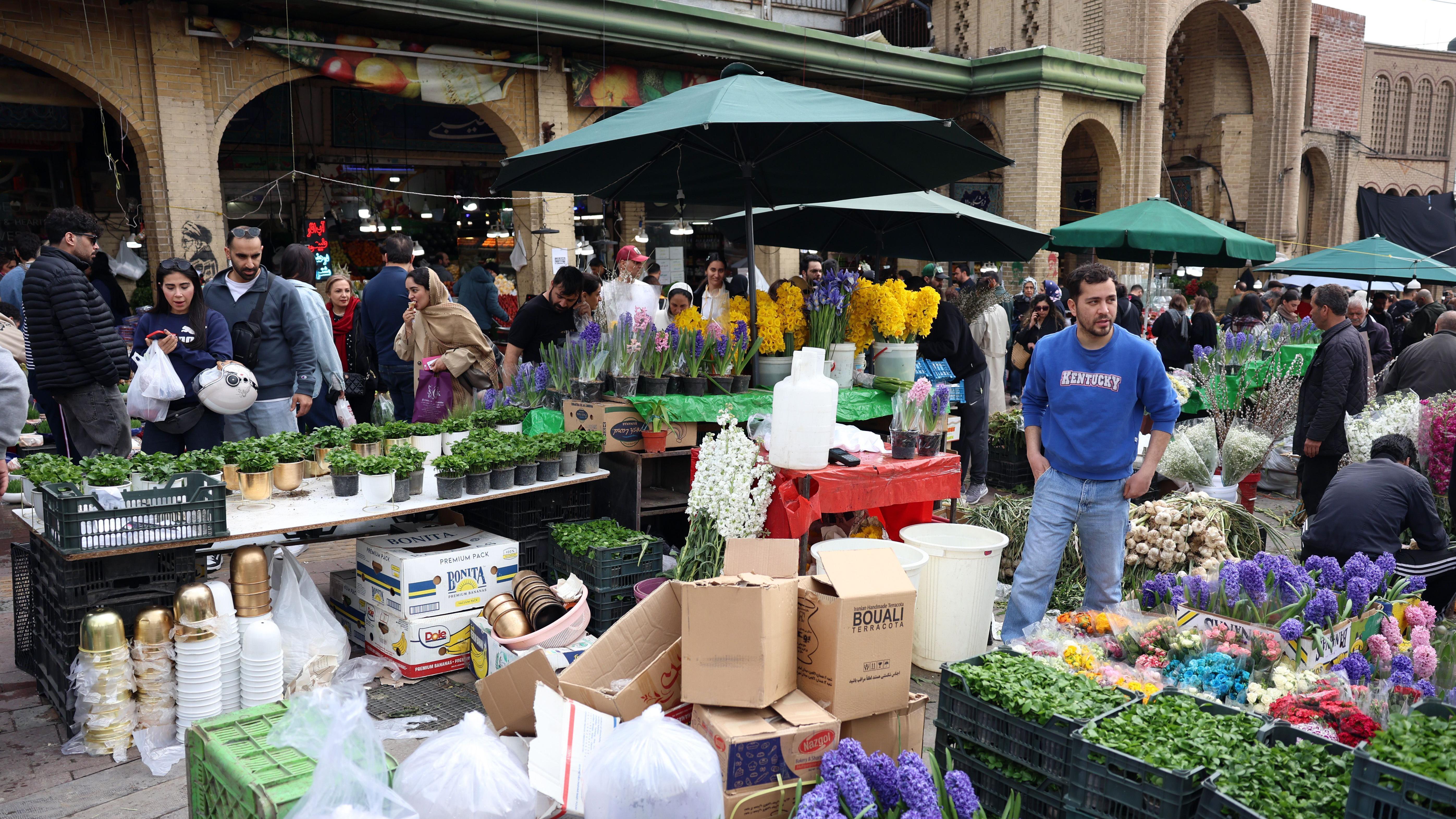 전쟁에도 불구하고 테헤란의 일부 시장은 문을 열고 있다