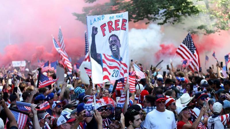 مشجعو المنتخب الأمريكي يحملون صورة المهاجم فولارين بالوغون قبل مواجهة بلجيكا الليلة

