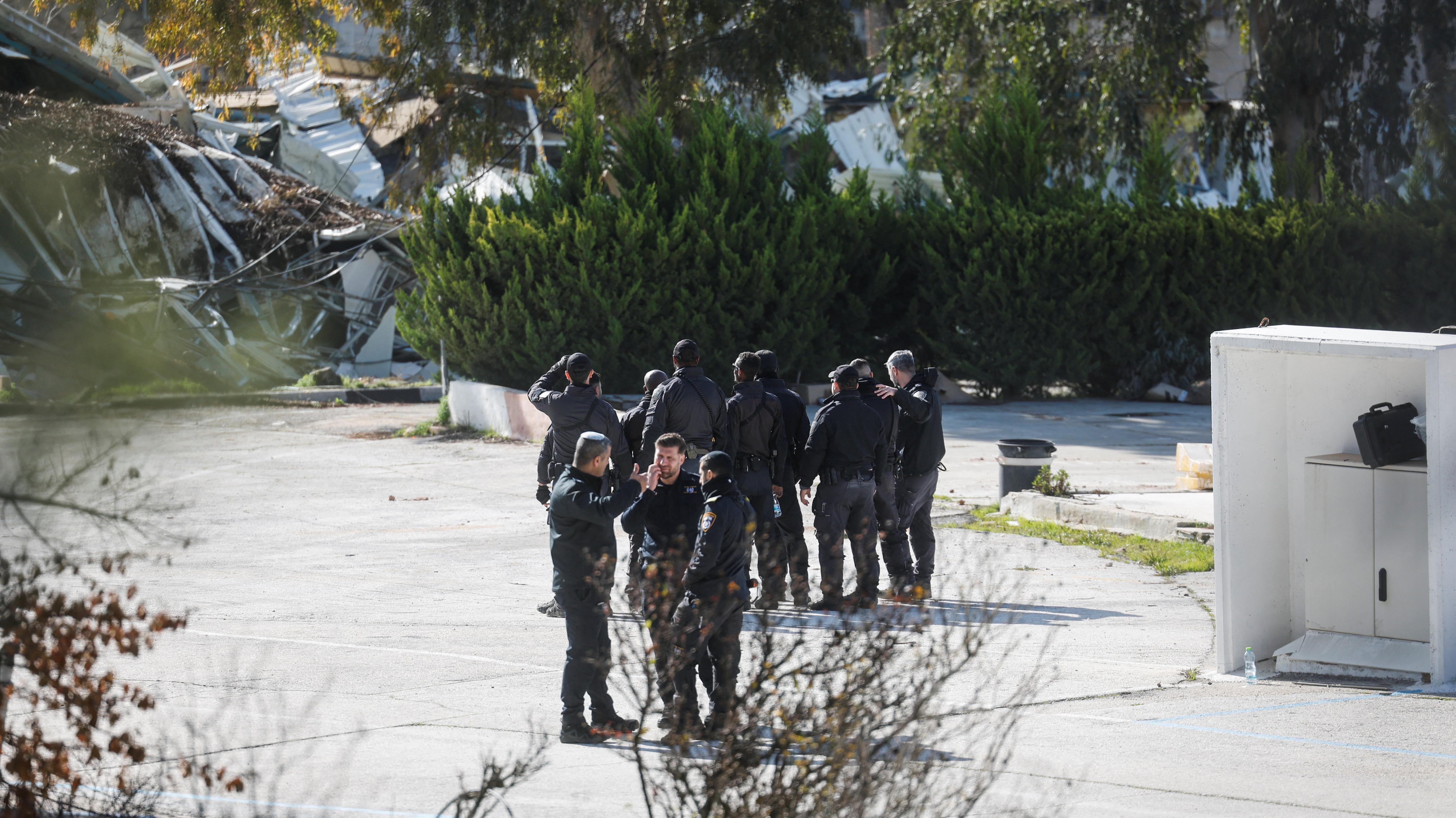 يقف أفراد من القوات الإسرائيلية أمام مقر وكالة الأمم المتحدة لإغاثة وتشغيل اللاجئين الفلسطينيين (الأونروا) في القدس الشرقية، أثناء تفكيكه، في 20 يناير/كانون الثاني 2026. 