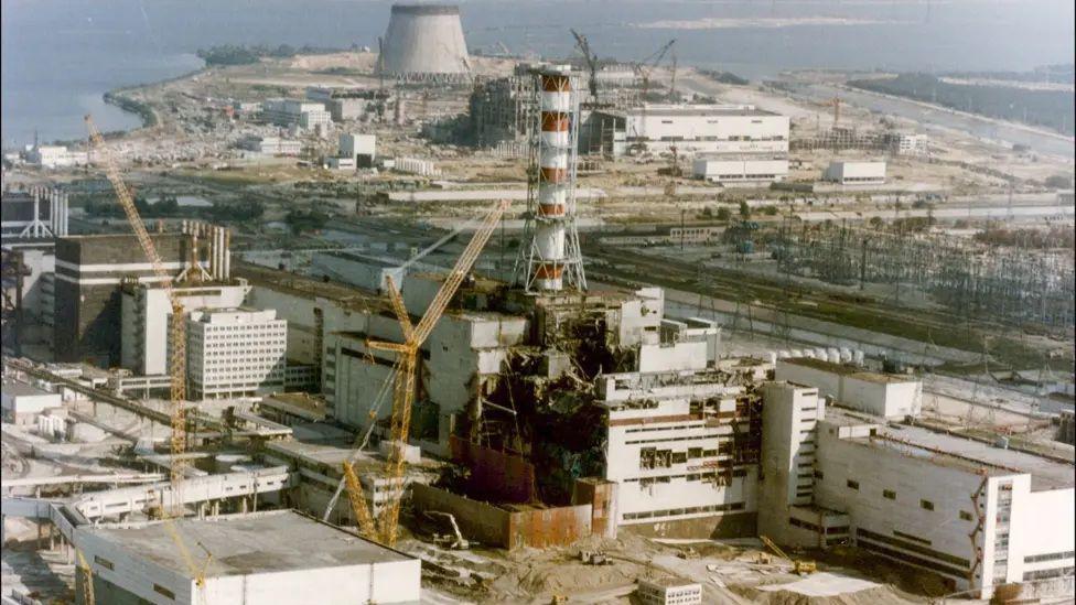 المفاعل رقم 4 المتضرر، والذي يظهر في الصورة بعد 3 أيام من الانفجار، أطلق مواد مشعة شديدة الخطورة