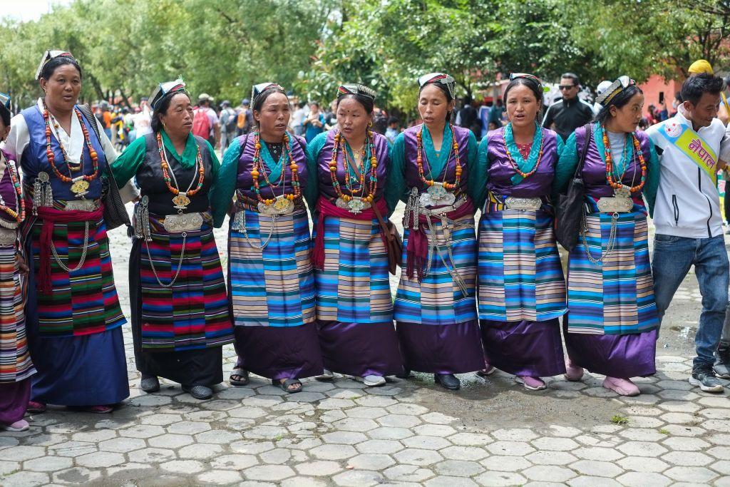 نساء من السكان الأصليين في نيبال في زيهن التقليدي أثناء مشاركتهن في مسيرة للاحتفال باليوم العالمي للسكان الأصليين في كتماندو بنيبال