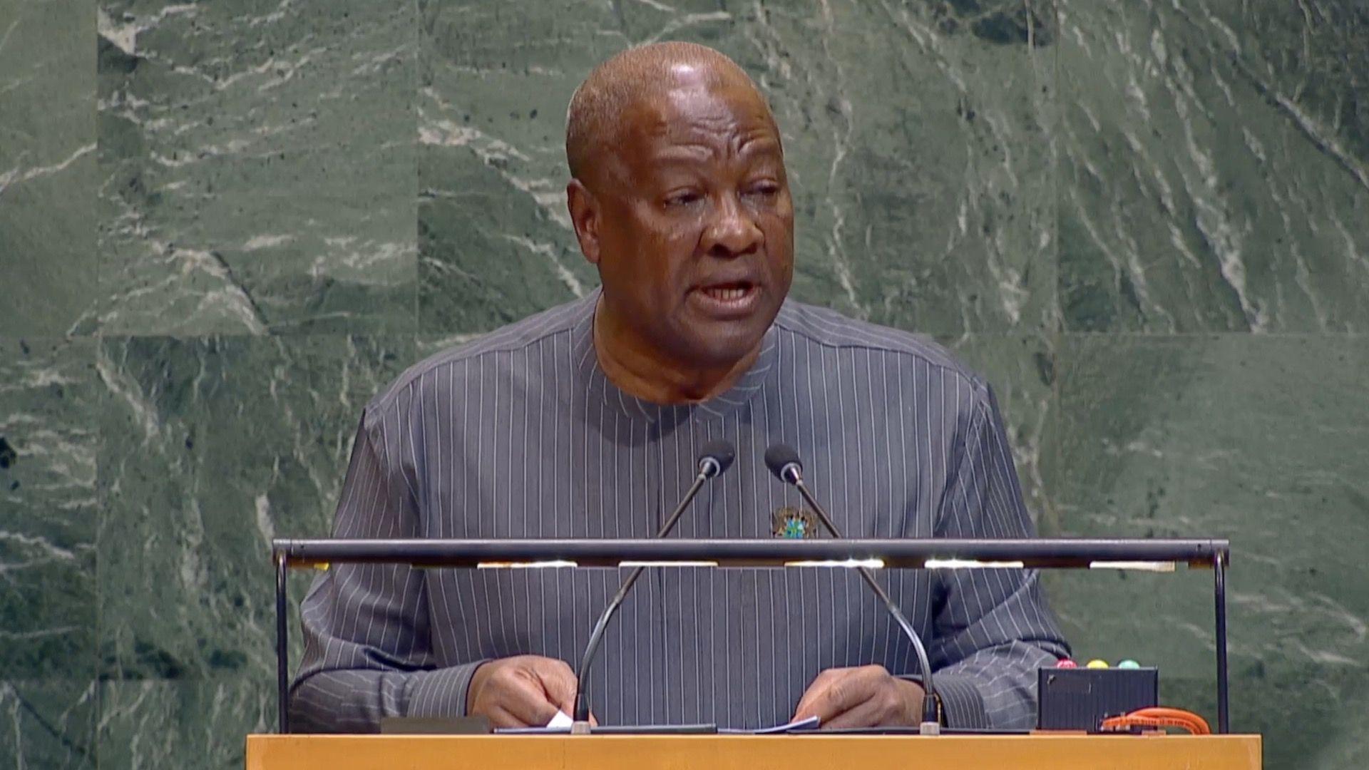 John Mahama discursa nas Na&ccedil;&otilde;es Unidas, em um p&oacute;dio em frente a uma parede revestida com m&aacute;rmore