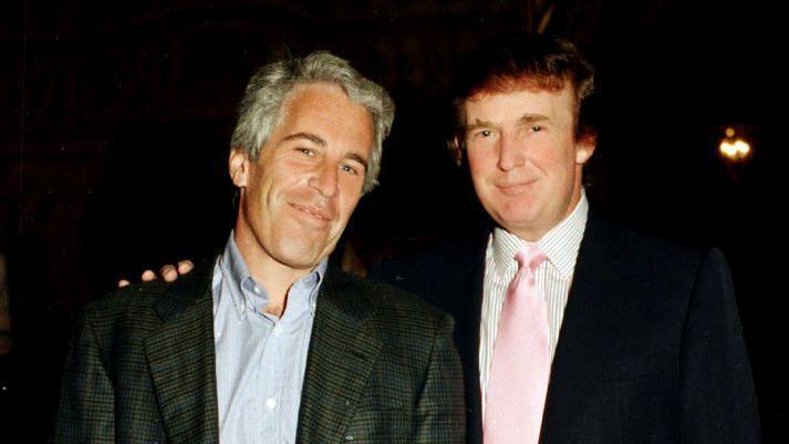 Jeffrey Epstein y Donald Trump en Mar-a-Lago estate, Palm Beach, el 22 de febrero de 1997.
