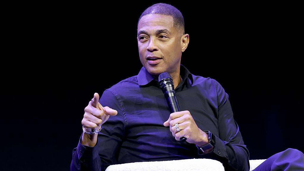 Don Lemon habla en el escenario durante una mesa redonda en la ciudad de Nueva York en octubre.