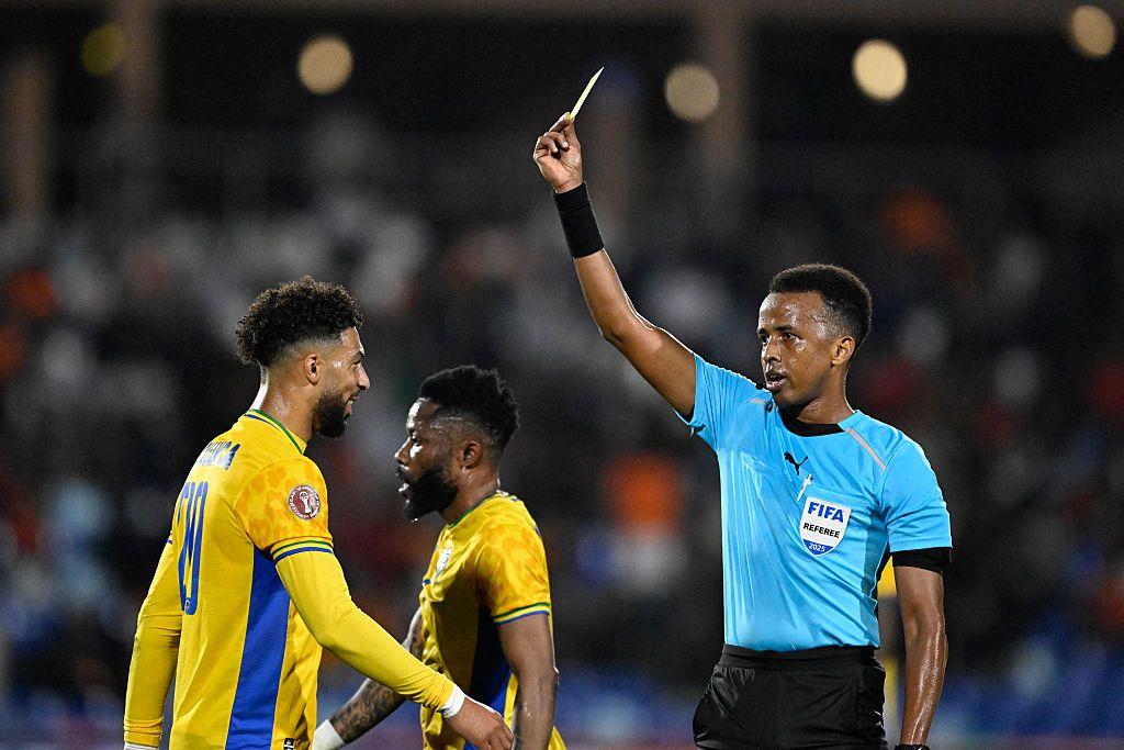 El árbitro somalí Omar Artan muestra la tarjeta amarilla al delantero de Gabón, Denis Bouanga, durante la Copa Africana de Naciones en diciembre de 2025.