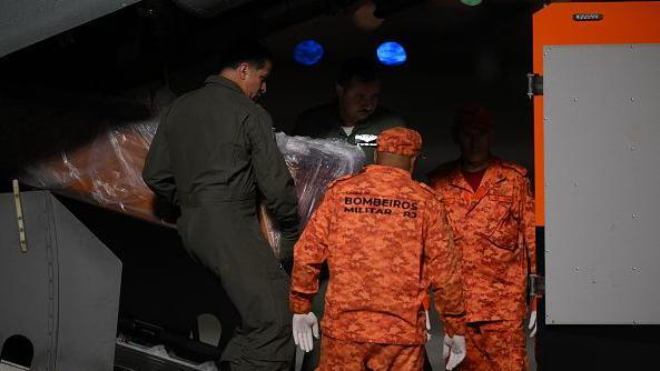 Caixão com corpo de Juliana Marins é retirado de avião no RJ