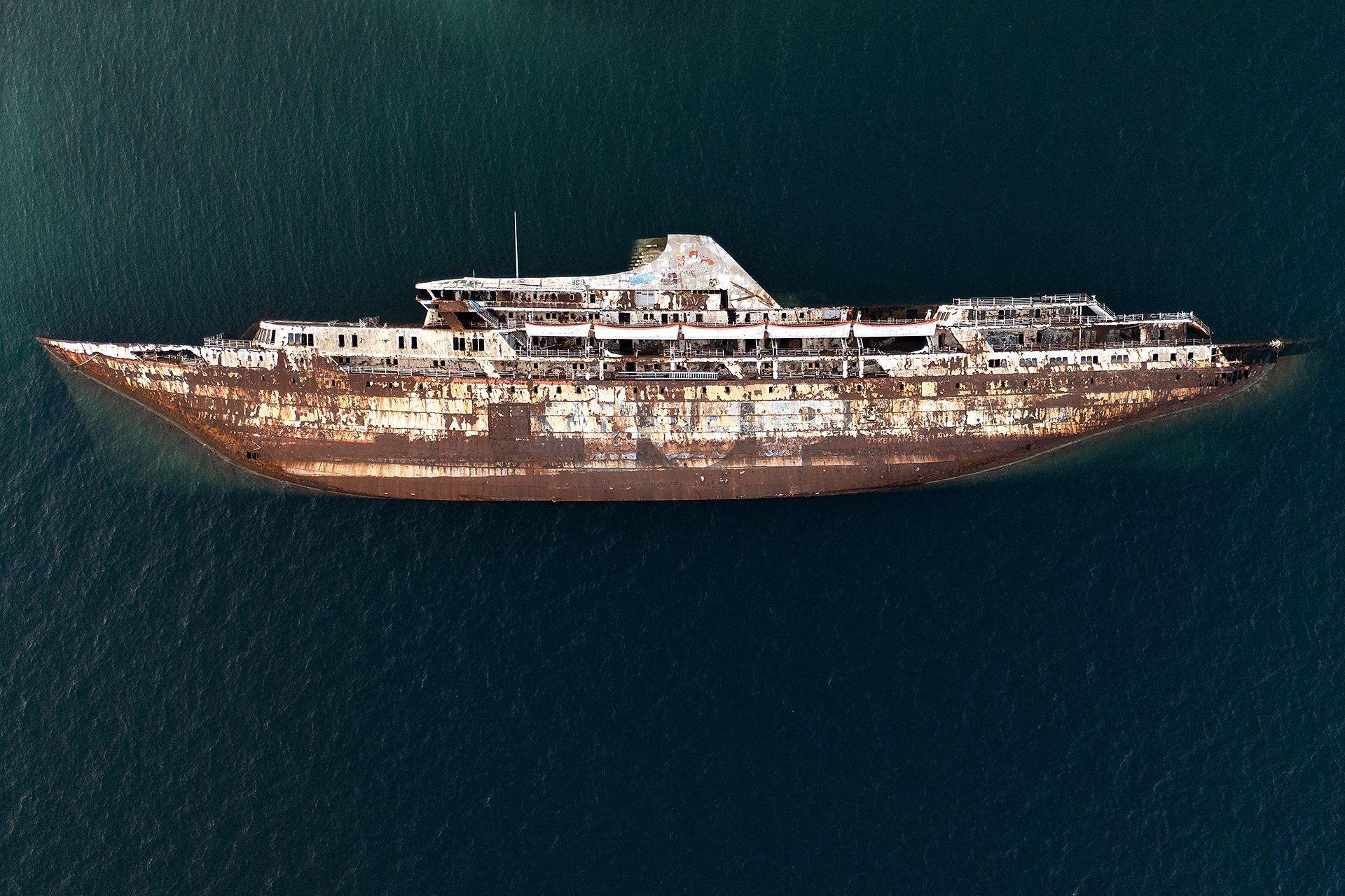 Imagen cenital de un crucero abandonado en el Golfo de Elefsina, Grecia.