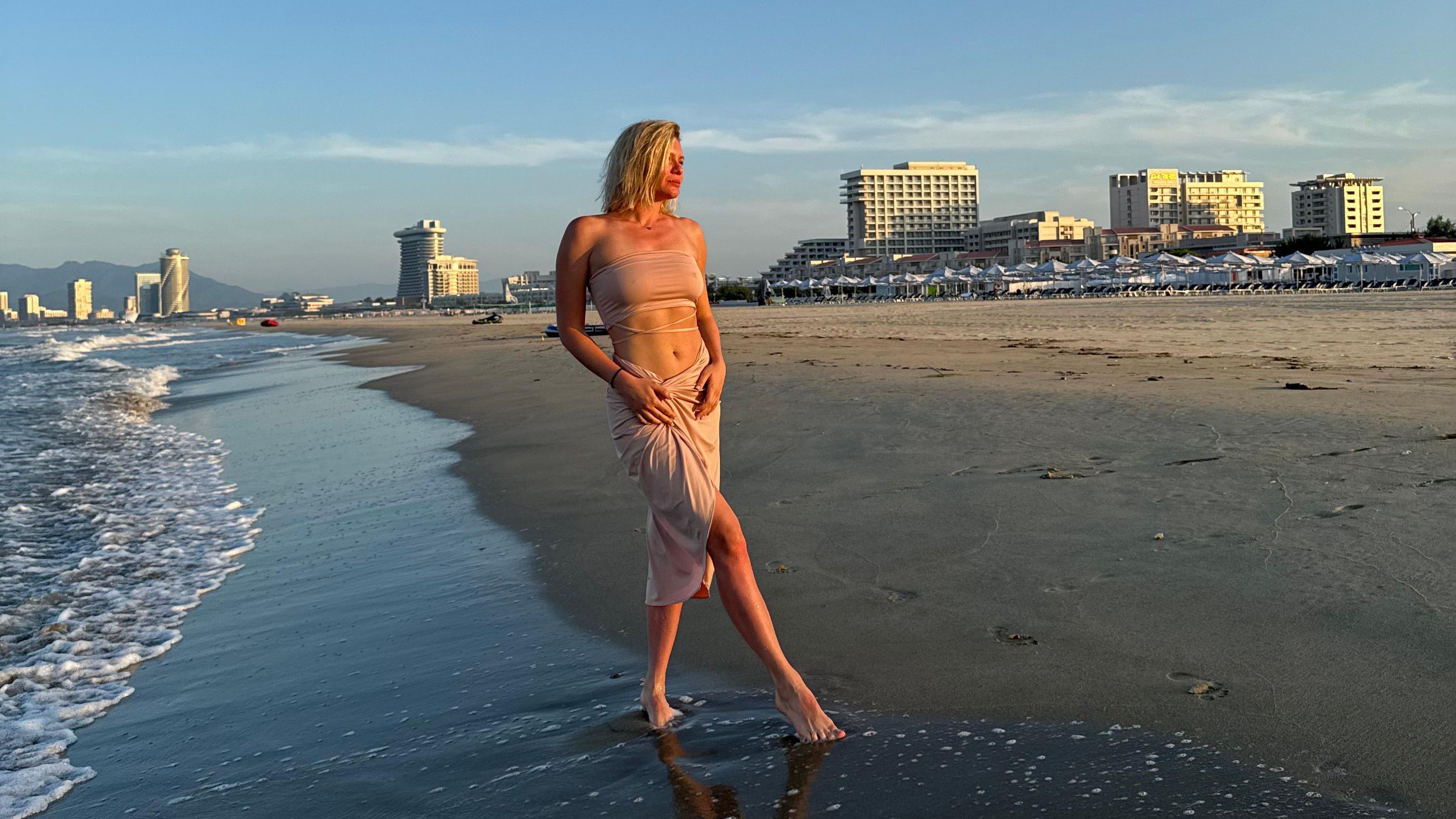 Anastasia Samsonova na praia de Wonsan Kalma, na Coreia do Norte